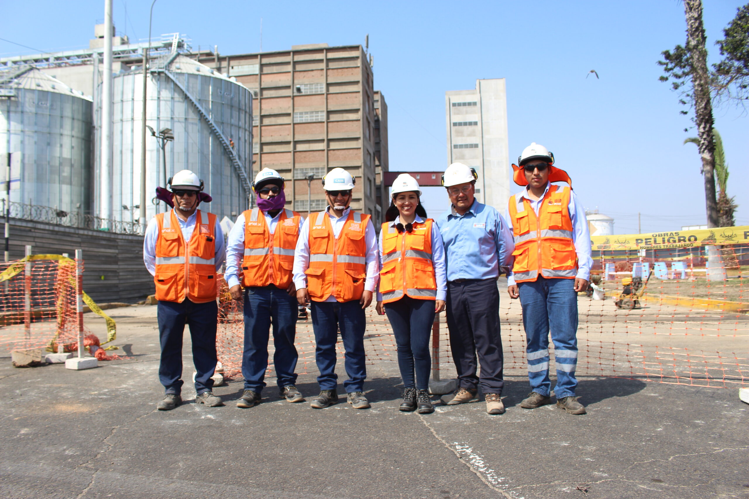Equipo técnico y directivo de Asfaltec Perú en obra