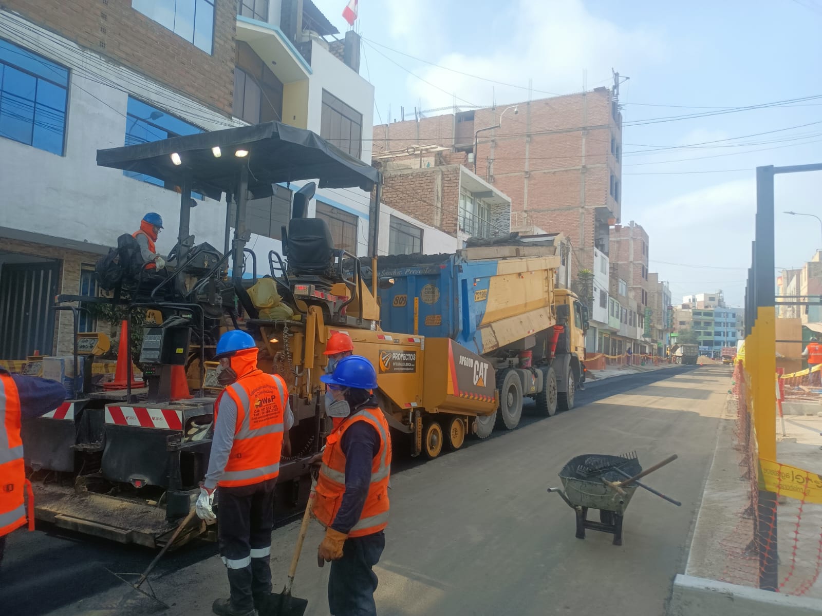 Servicio de asfaltado — maquinaria y cuadrilla de Asfaltec Perú en vía