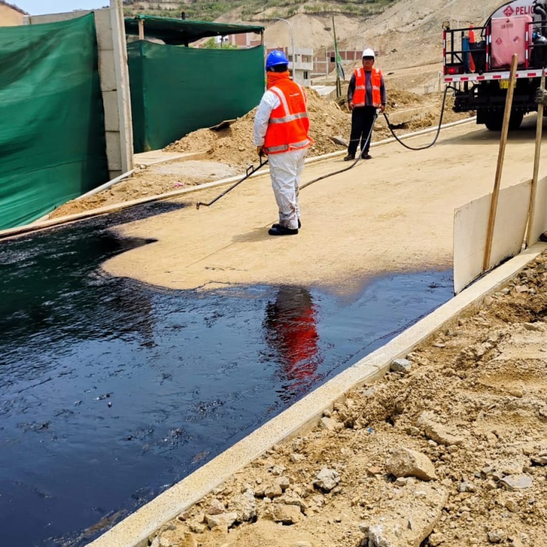 Riego asfáltico — servicio de Asfaltec Perú sobre base de vía
